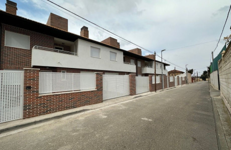 Chalet adosado en venta en calle Alpartir, 34