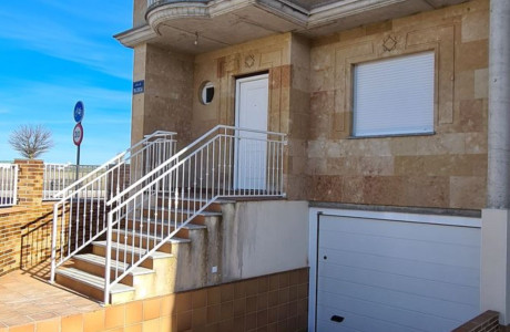 Chalet adosado en venta en calle Valencia , 16