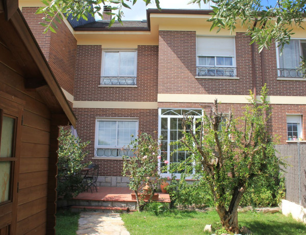 Chalet adosado en venta en calle de las Erillas, 27