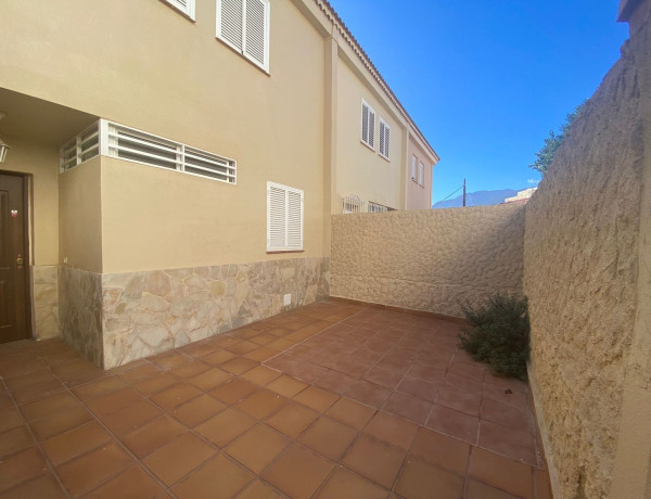 Chalet adosado en venta en calle Cortés