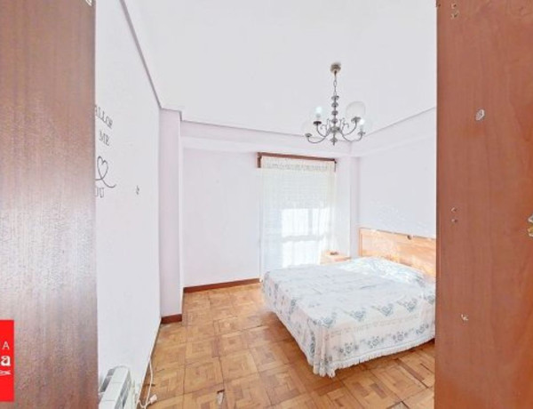 Piso en venta en Claveles, 3