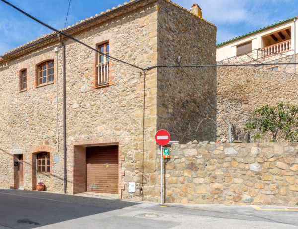 Chalet pareado en venta en calle figueres, 24