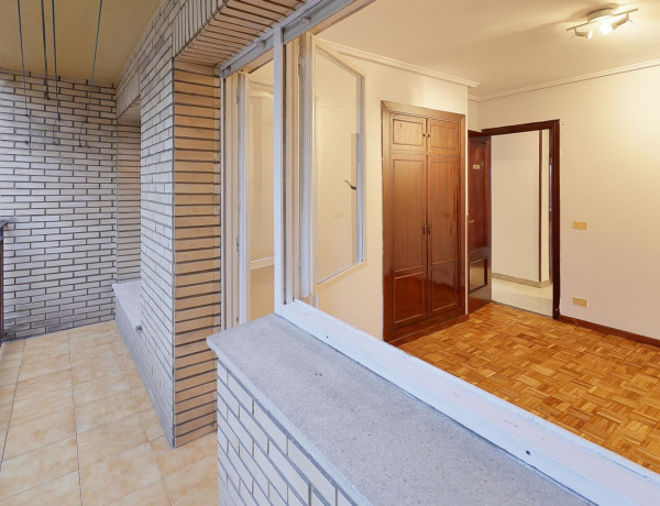 Piso en venta en calle Cabrales, 136