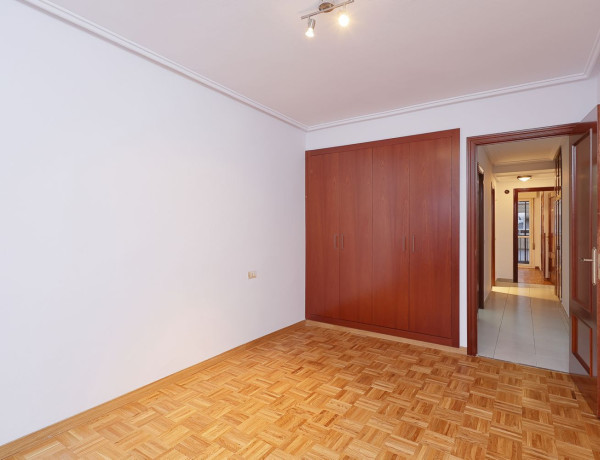 Piso en venta en calle Cabrales, 136