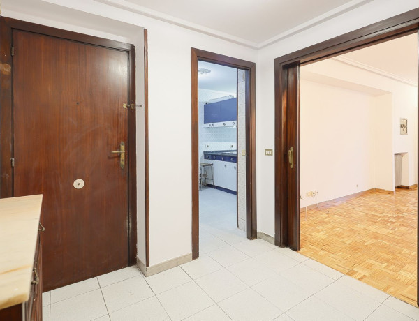 Piso en venta en calle Cabrales, 136