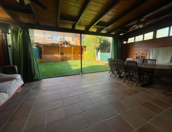 Chalet adosado en venta en Pau Vila