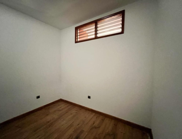 Chalet adosado en venta en calle Tanausú