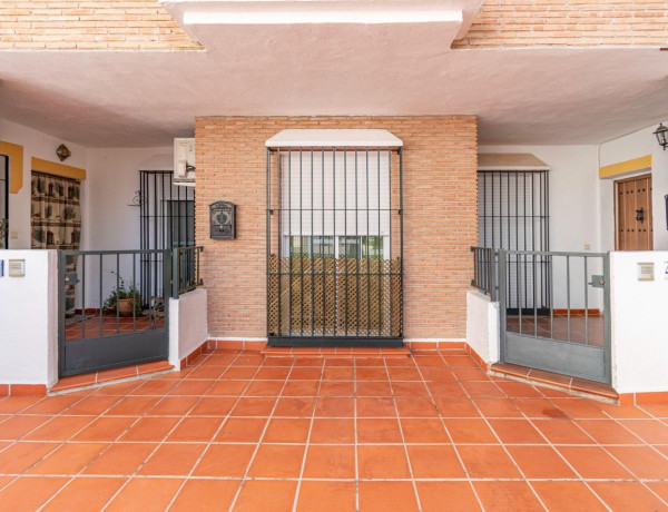 Chalet adosado en venta en calle Almendros