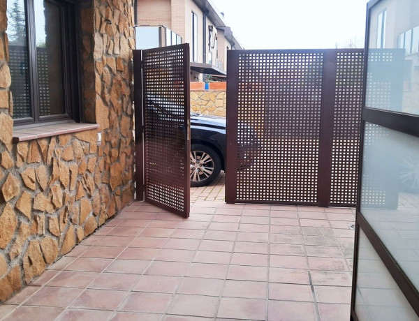 Chalet adosado en venta en calle Romero, 2