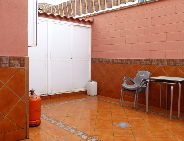 Chalet adosado en venta en calle Angula