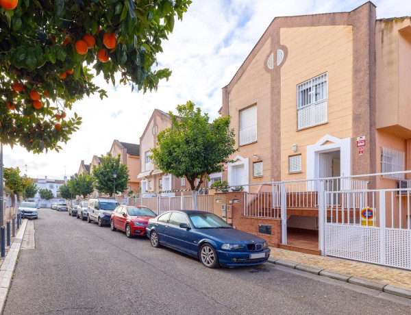 Chalet adosado en venta en calle Fedra