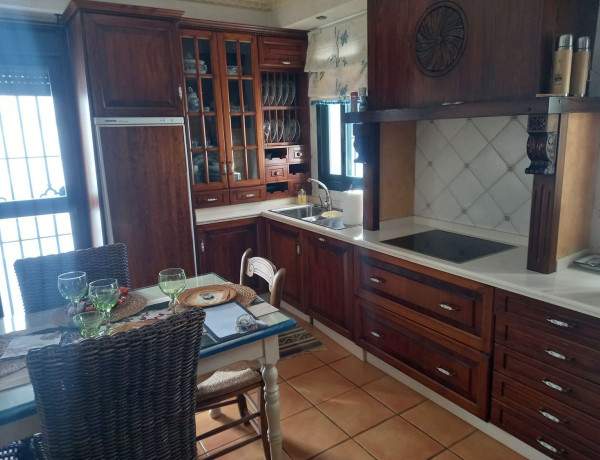 Chalet pareado en venta en calle Serbal