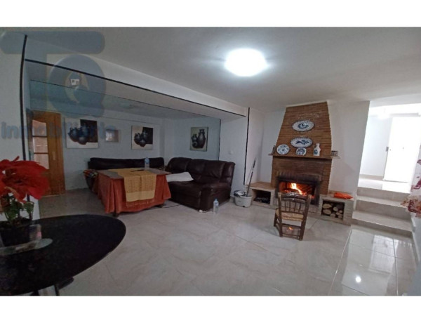 Chalet pareado en venta en calle Pretiles