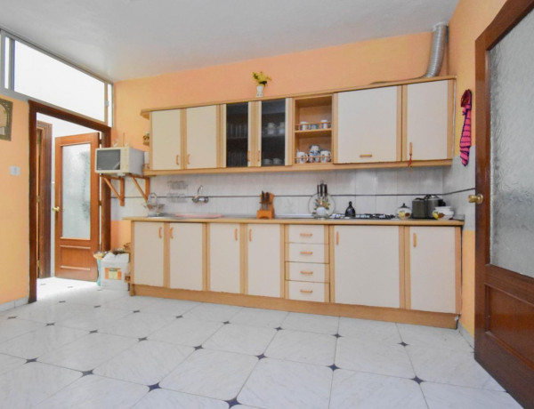 Chalet adosado en venta en calle Sevilla, 4