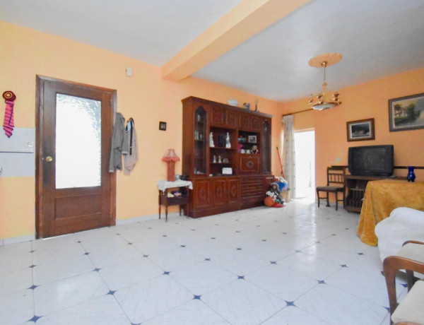 Chalet adosado en venta en calle Sevilla, 4