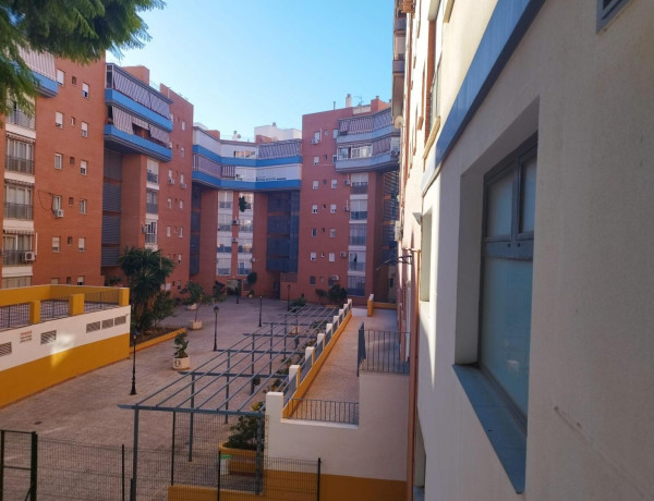 Piso en venta en avenida General López Domínguez, 6