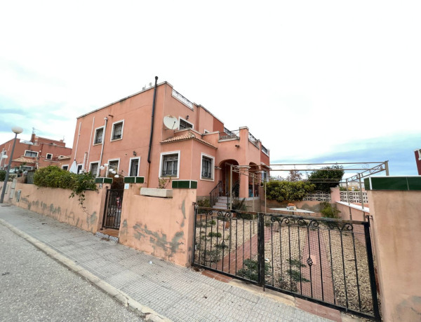 Chalet adosado en venta en calle Amapola, 23