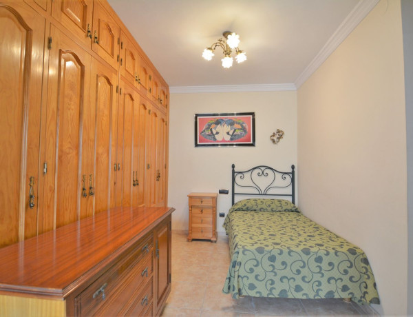 Chalet adosado en venta en calle Capitan