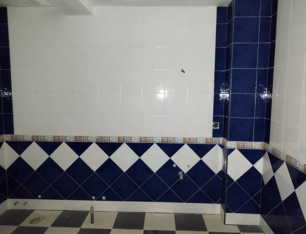 Edificio de uso mixto en venta en Calzada