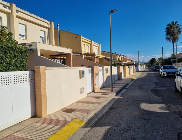 Chalet adosado en venta en calle Tarongers