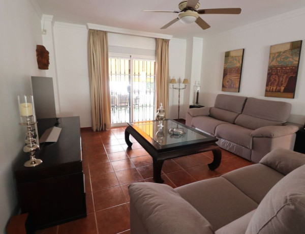 Chalet adosado en venta en avenida Familia Vargas