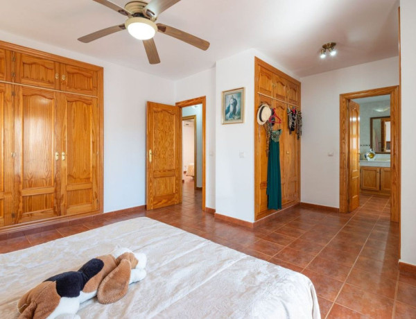 Chalet adosado en venta en avenida Familia Vargas