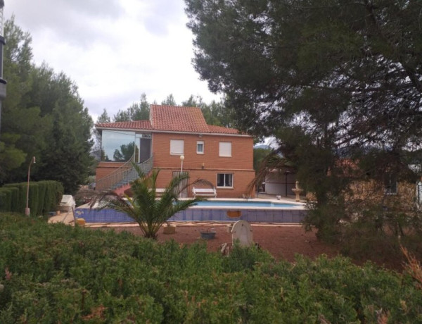 Chalet en yecla con piscina