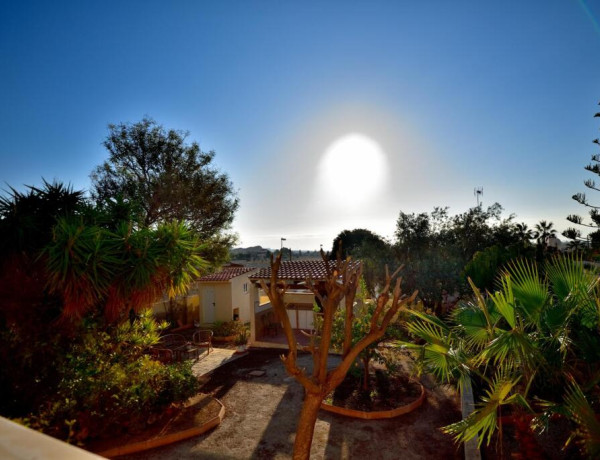 Chalet con vistas panorámicas del litoral Alicantino.