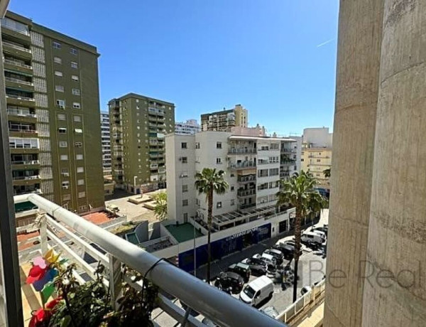 APARTAMENTO DE DOS DORMITORIOS, EN URBANIZACION CON PISCINA EN EL CENTRO DE TORREMOLINOS (MÁLAGA).