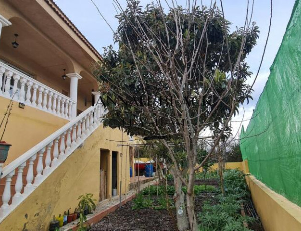 Casa a cuatro vientos en urbanización con buenas vistas y muy soleada.