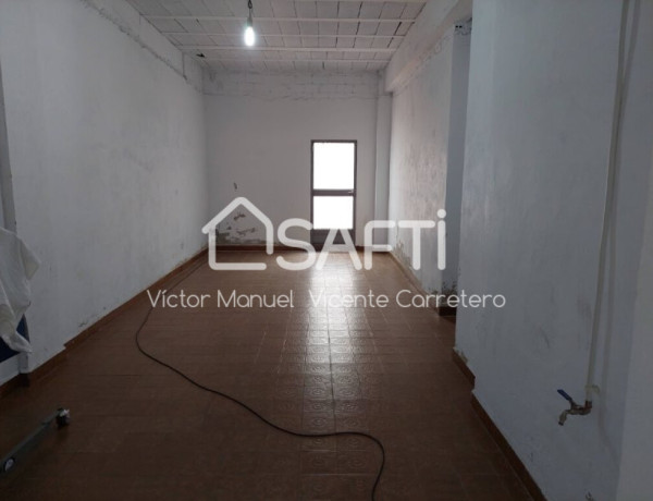 Local comercial con terraza trasera 