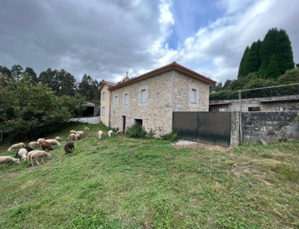 Casa de 350 m2 construida en un terreno de 5.125 m2 (urbano y rústico)