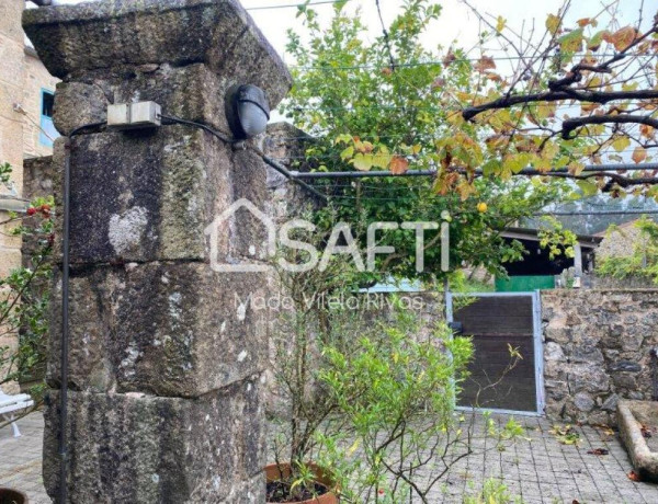 En una pequeña aldea de 4 casas a 12 minutos de Santiago de Compostela nos encontramos este refugio familiar.