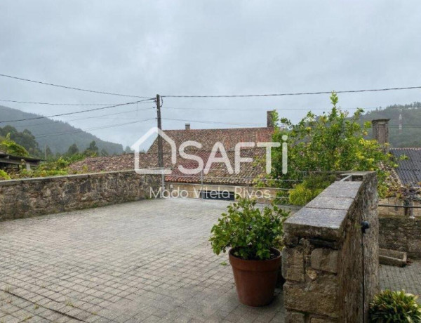 En una pequeña aldea de 4 casas a 12 minutos de Santiago de Compostela nos encontramos este refugio familiar.