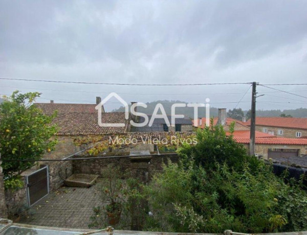 En una pequeña aldea de 4 casas a 12 minutos de Santiago de Compostela nos encontramos este refugio familiar.