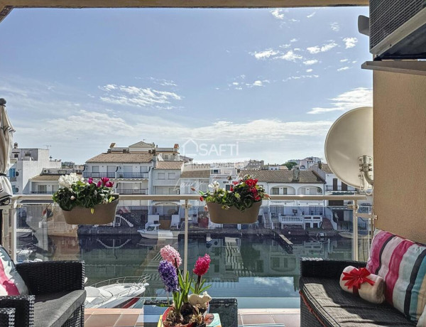 ¡Nuevo! Apartamento de dos dormitorios con vistas al canal y ascensor.