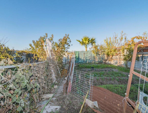 Terreno de unos 20 marjales  con casa de aperos.