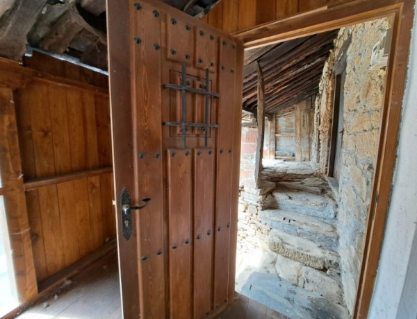 Casa de piedra para restaurar con corredor y jardín.