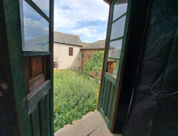 Casa de piedra para restaurar con corredor y jardín.