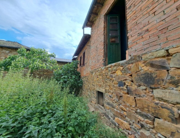 Casa de piedra para restaurar con corredor y jardín.