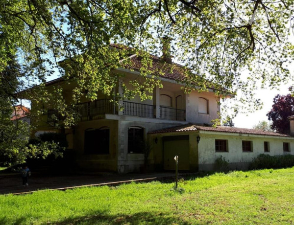 PRECIOSO CHALET DE TRES PLANTAS EN ZONA DE LALIN.