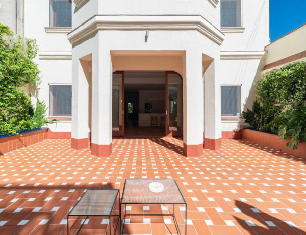 Espectacular casa unifamiliar de 3 plantas, totalmente a estrenar, con ascensor, terrazas, garaje y los mejores acabados.