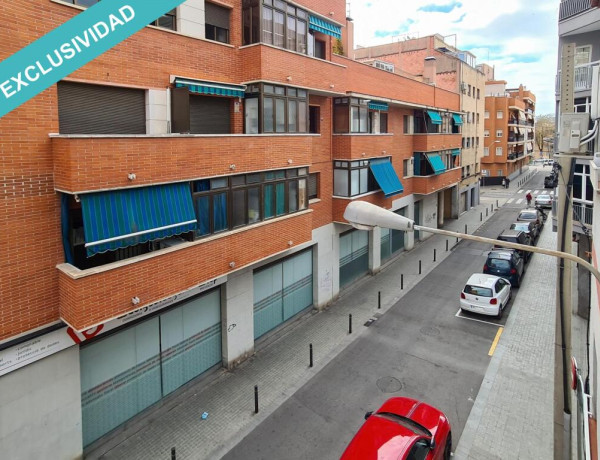 Piso con 3 habitaciones a reformar.