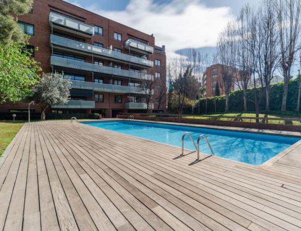 2 habitaciones y 2 baños con balcón, piscina comunitaria, parking y trastero