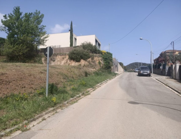 Terreno llano esquinero a 30min de Barcelona.