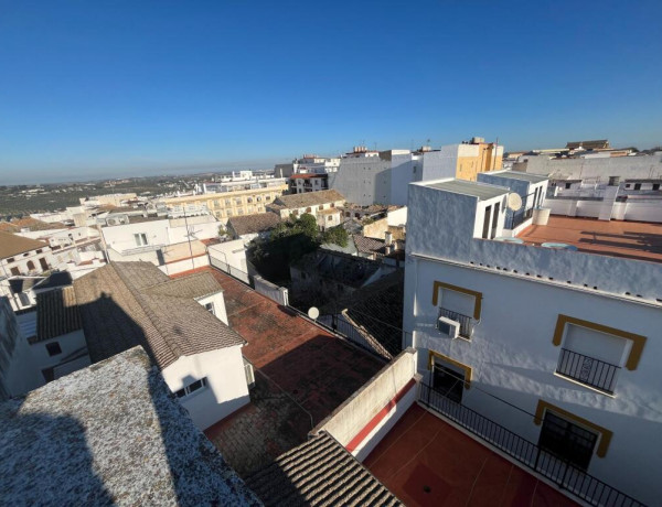 En el CENTRO de Montilla, corazón de Andalucía: Amplio Piso con Terraza y Vistas - Reforma a Tu Gusto