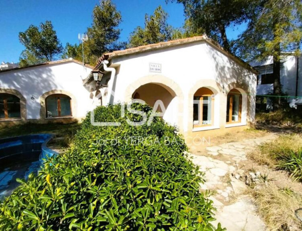 Preciosa casa en una sola planta y con piscina!!!