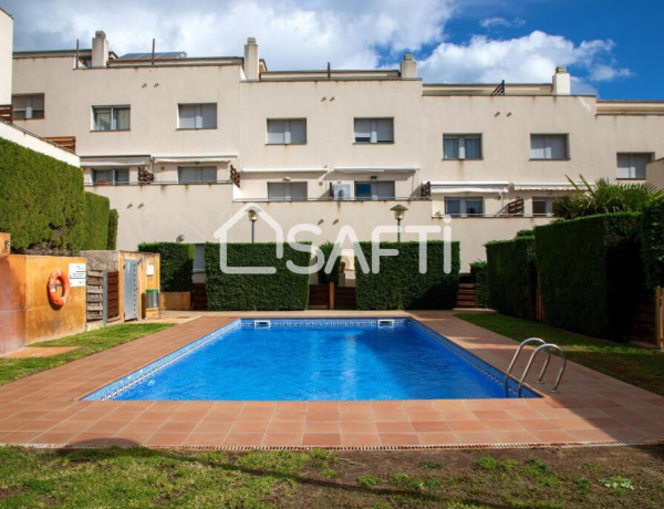 Casa adosada renovada con piscina compartida