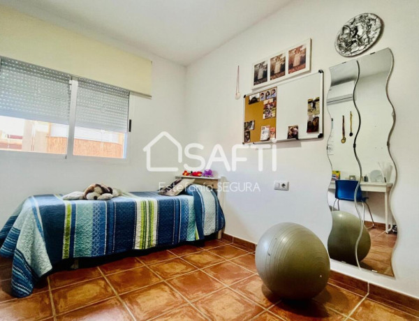 ESTUPENDA VIVIENDA UNIFAMILIAR DE TRES DORMITORIOS Y DOS CUARTOS DE BAÑO CON PATIO, BALCÓN Y BUHARDILLA