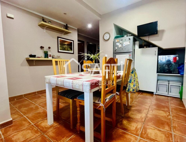 ESTUPENDA VIVIENDA UNIFAMILIAR DE TRES DORMITORIOS Y DOS CUARTOS DE BAÑO CON PATIO, BALCÓN Y BUHARDILLA